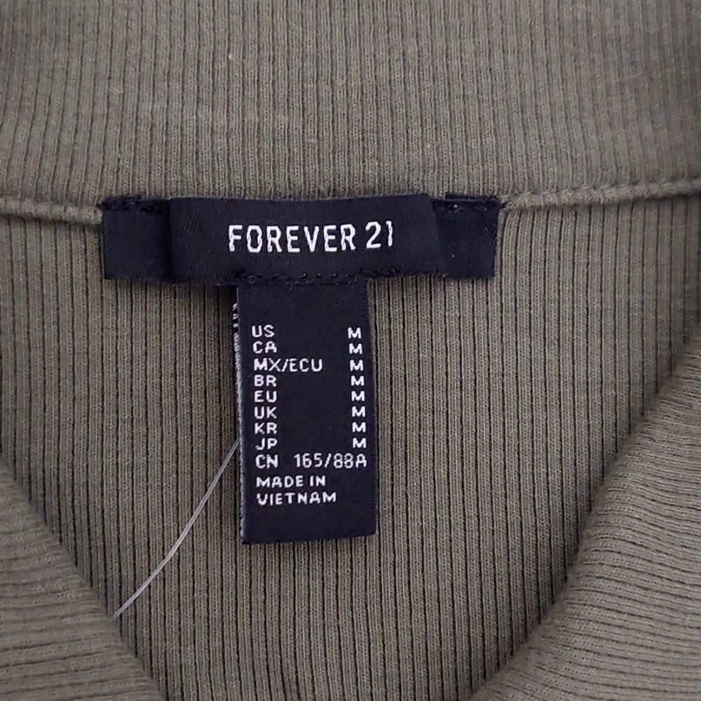 🔥HOST PICK🔥FOREVER 21 Olive Green Knit Polo Shirt for Women NWT - Picture 3 of 9